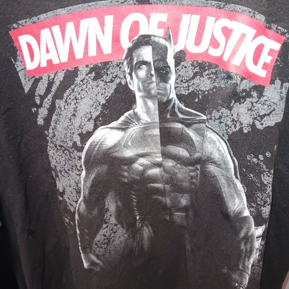 Dawn of justice t short men's XXL used - Picture 7 of 7